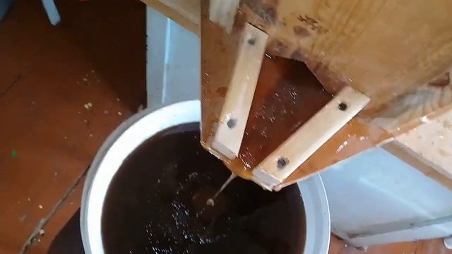 Мёд колодный-отжим,отдавливание.Сколько мёда с иск. борти. (колоды)Ч 2. смотреть онлайн