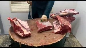 Разруб конины. Топор для мяса