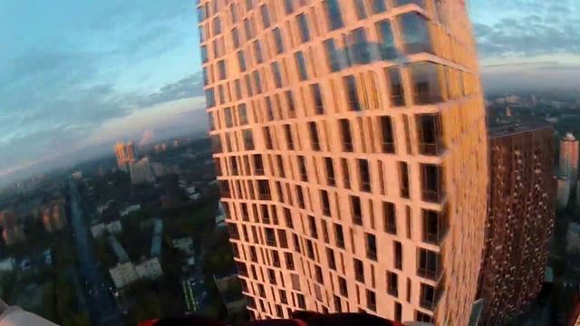 Красивый прыжок с парашютом с московской высотки смотреть онлайн