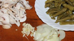 Гарнир из спаржевой фасоли с грибами и луком