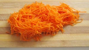 Салат из моркови и плавленого сыра