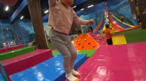 Белла в игровом центре Джоки Джой первый раз играет- Indoor Playground for kids Play Center!