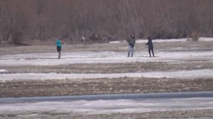 Река Обь в апреле. Пригород Новосибирска.