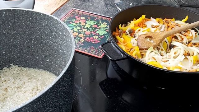 ПЛОВ С ГРИБОЧКАМИ..REIS MIT PILZE UND ROSENKOHL MIT SPANISCHEN AUBERGINEN.. смотреть онлайн