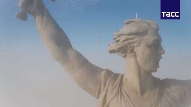 Монумент "Родина мать зовет!" на Мамаевом кургане сняли с высоты птичьего полета смотреть онлайн