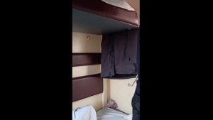 Как идеально залезть на вторую полку в поезде не мешая соседям - показываю один раз (0 ошибок)