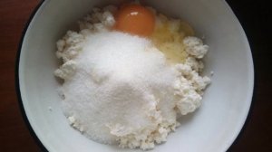 Тертый пирог с творогом и чёрной смородиной