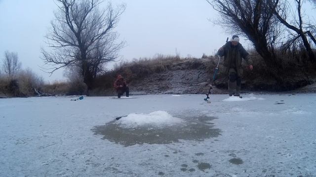 Безмотылка в работе лов рыбы при смене погоды плотва и окунь порадовали. смотреть онлайн