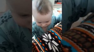 Малыш в 8 месяцев произносит первые лепетные звуки