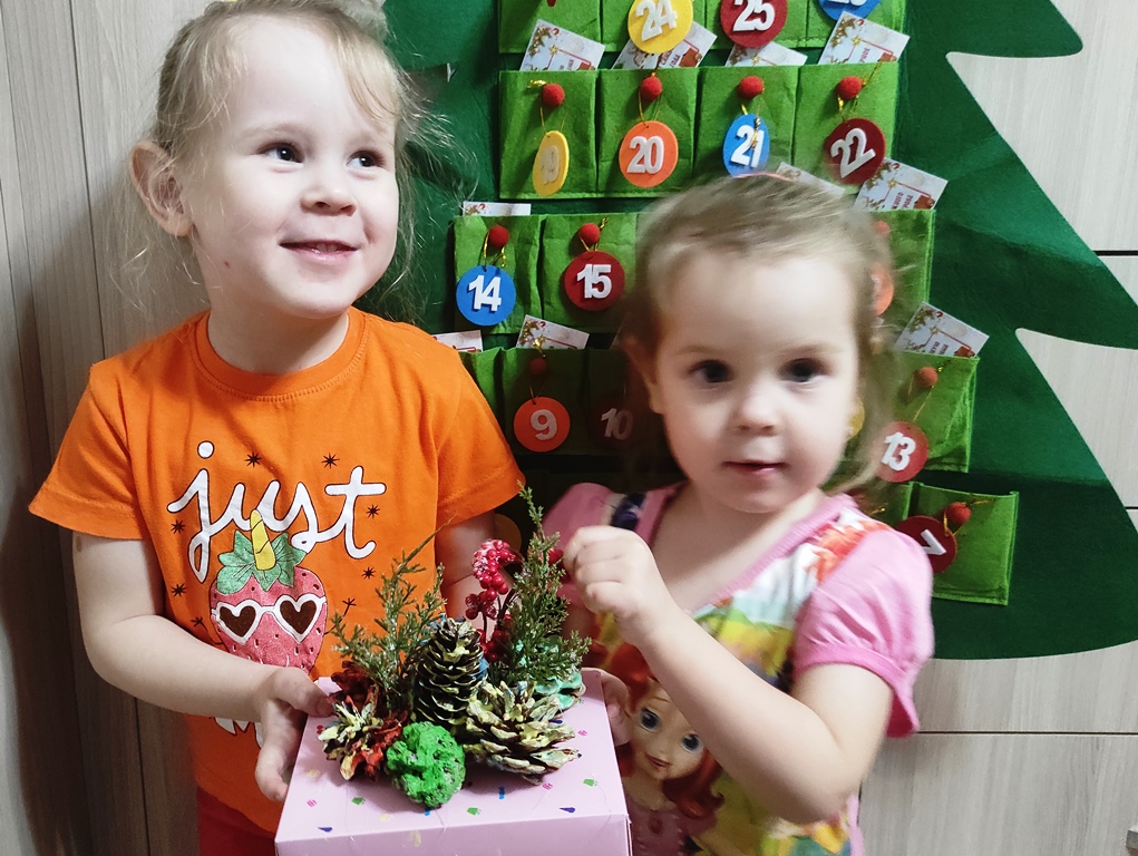 7 задание новогоднего календаря, Софа и Тася разрисовывают цветные еловые шишки
