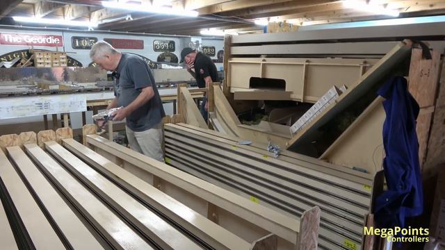 Pete Watermans Making Tracks 3 Episode 11. Milton Keynes station build in OO gauge. смотреть онлайн