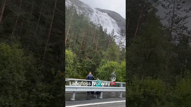 Лангфоссен — водопад каскадного типа, расположенный на реке Вауле в Норвегии.