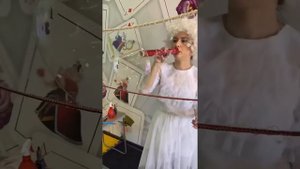 Шоу мыльных пузырей в вертикальной рамке