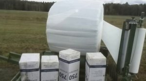 Обмотчик рулонов для упаковки сенажа в полимерную пленку.