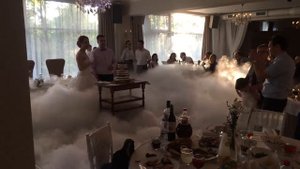 Эффектный вынос свадебного торта от ДЫМ.РУС