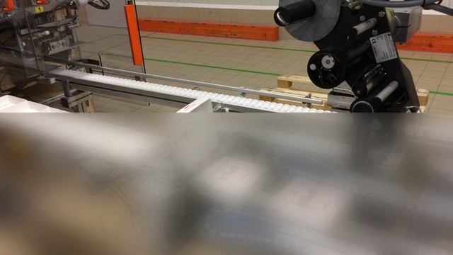 Конвейерная система для переворота крышки / Conveyor system for reorientation