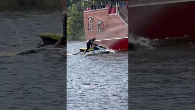 Attack of the PirateMan! #Intracoastal waterway #pirateboat #jetski #waverunner #seadoo #waterfight смотреть онлайн