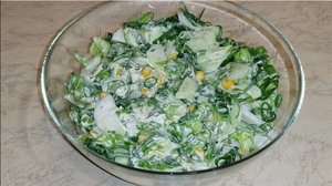 Салат с кукурузой, огурцами, редиской и сыром