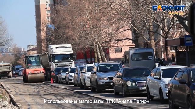 На улице Лермонтова в Анапе машины уже в ближайшее время поедут в три полосы смотреть онлайн