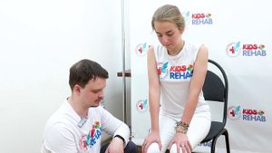 Травма голеностопного сустава. 21. Разработка голеностопного сустава через надавливание на колени.