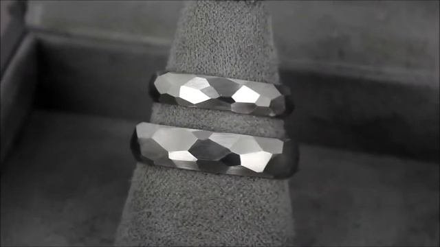 Парные обручальные кольца  с фактурной поверхностью