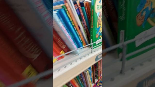На полках в книжном магазине. смотреть онлайн
