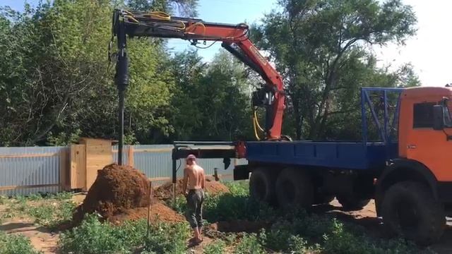 Оказываем услуги ямобура: бурение отверстий под объект РЖД диаметром 1350 мм.