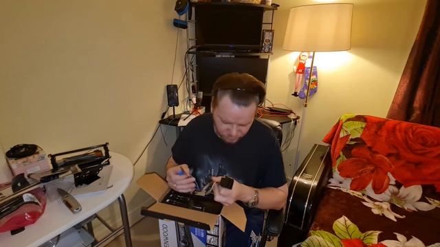 Распаковка магнитолы на Chrysler grand voyager. смотреть онлайн