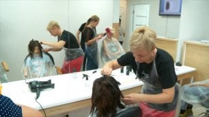 Школа-студия парикмахерского искусства в Бийске бесплатно сделала стрижки более чем 20 детям.mp4