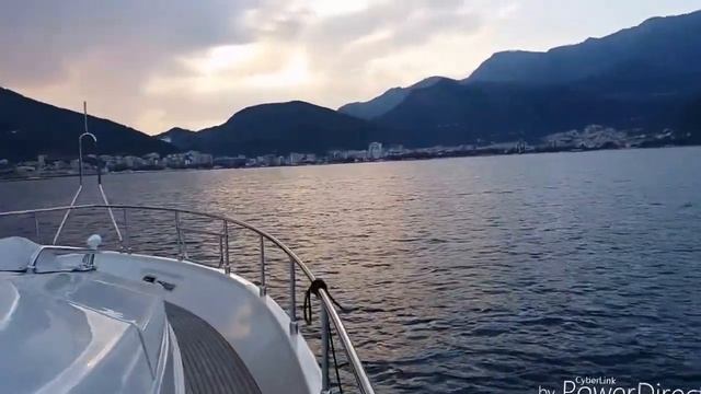Черногория. Будва. Залив. Очень красивое море.