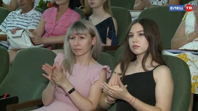 «За особые успехи в учении»: выпускникам елецких школ вручили золотые медали смотреть онлайн