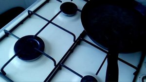 Как отмыть пригоревшую сковороду без моющих средств