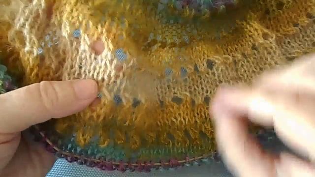 Полукруглая шаль спицами из секционной пряжи с каймой #ЛюдмилаТен