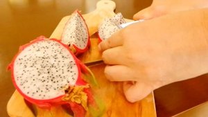 Режем драконий фрукт