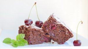 Шоколадный БРАУНИ с сочной вишней, тонкой корочкой и влажной серединкой.