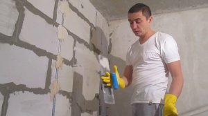 Выравнивание стен гипсовой штукатуркой по маякам