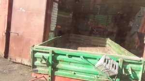 Тракторный прицеп с передней поворотной осью. Заезжаем в гараж задним ходом.