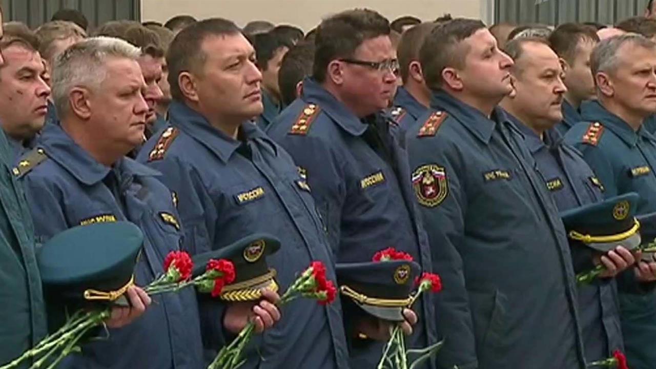 В Москве прощаются со спасателями, которые погибли при тушении крупного пожара в столице