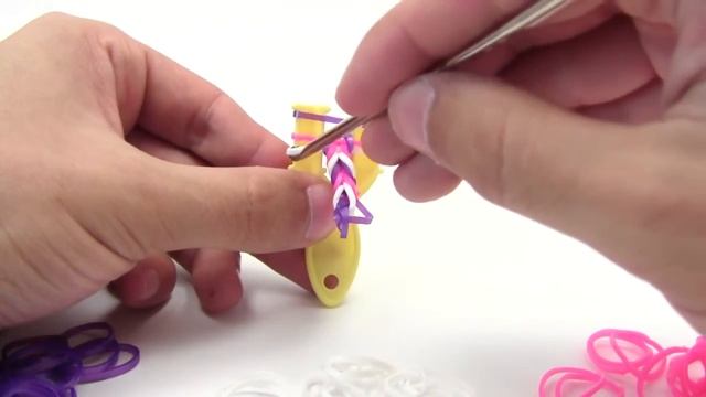 Самый простой браслет из резинок для начинающих Rainbow Loom #1 смотреть онлайн