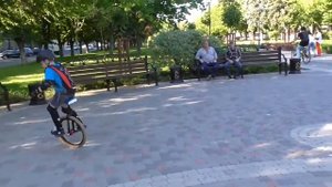 Семья на унициклах.