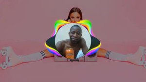 Эти изгибы твоего тела (ReMix) поет девушка.
