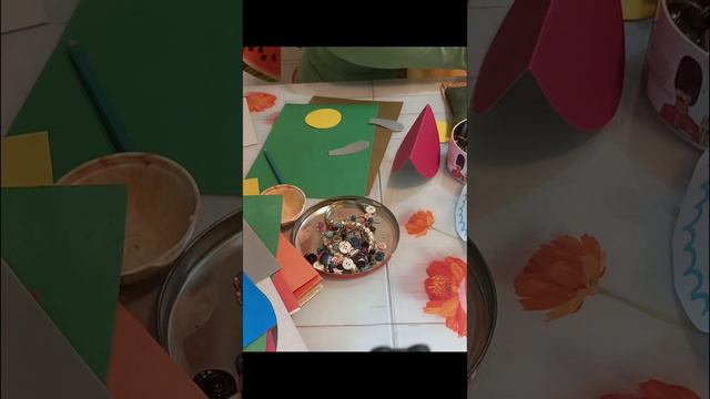 Зайка-неваляшка из цветного картона.