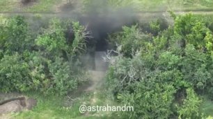 Артиллерия 11-го полка ДНР уничтожает украинскую позицию с бронетехникой под маскировочной сетью.