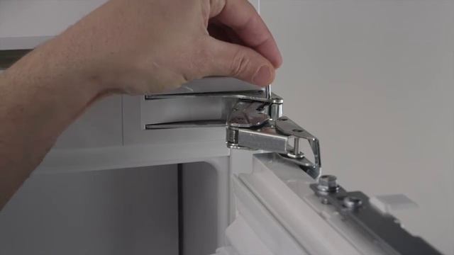 Liebherr.Снижение угла открытия двери от 115 ° до 90 ° смотреть онлайн