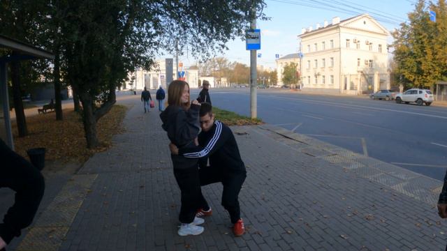 ПОДНЯЛ ДЕВУШКУ ОДНОЙ РУКОЙ смотреть онлайн