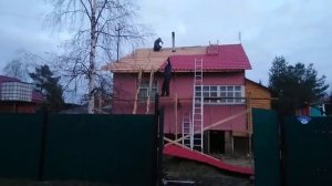 Монтаж металлочерепицы, на кривой крыше.