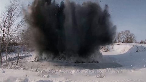 Тротилом по стихии: саперы ЦВО взорвали лед на Алтае