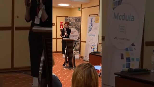 Деловая встреча партнеров Эффективный бизнес в косметологии на турбулентном рынке.