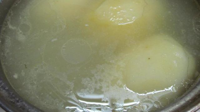 Теплый картофельный салат с молодым горошком