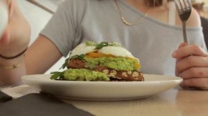 Если Вы хотите похудеть то научитесь есть левой рукой